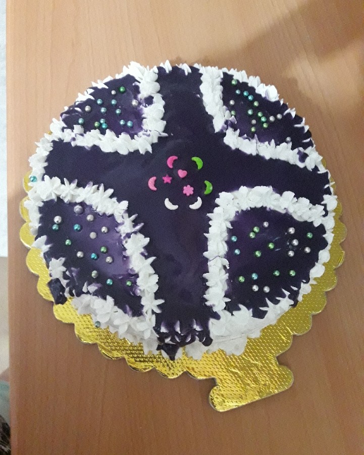کیک تولد خودم با تزیین سس براق و خامه 