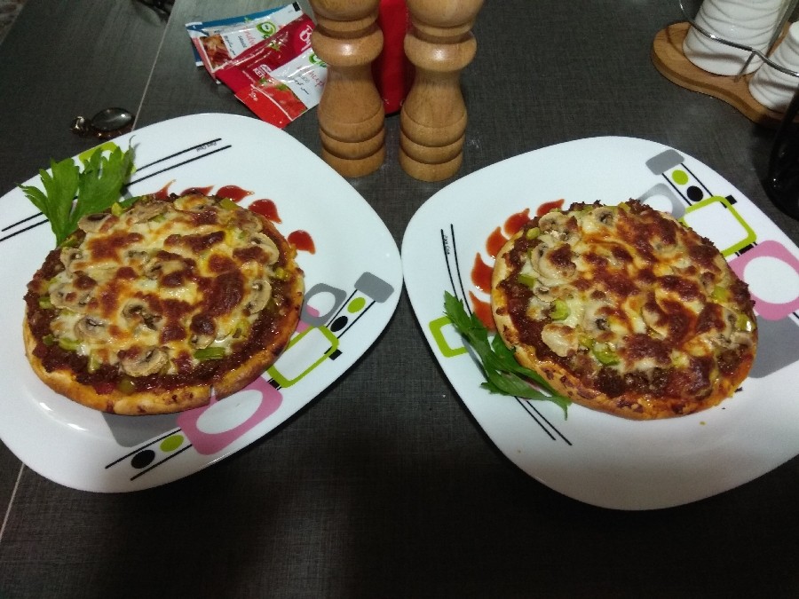 عکس پیتزای گوشت و قارچ 