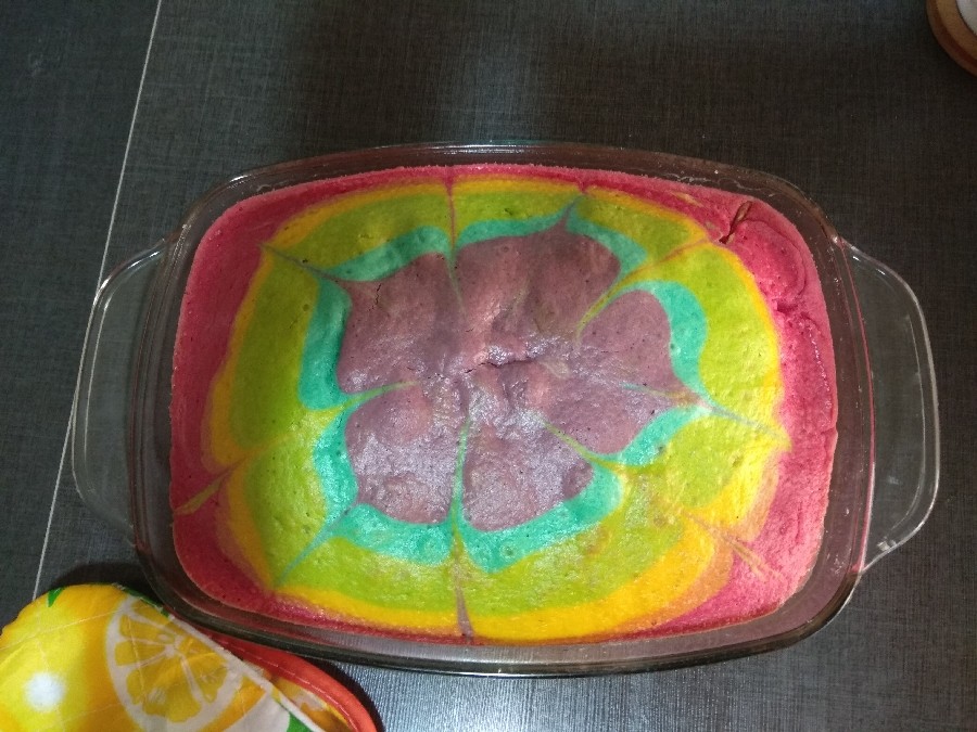 کیک رنگین کمان قبل خامه کشی