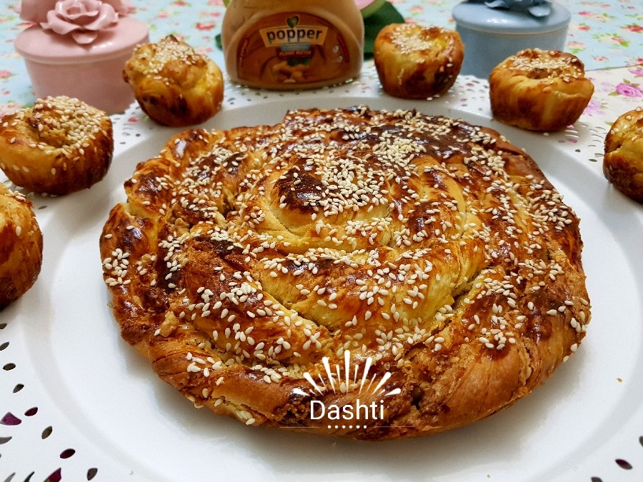 عکس نان آچمای ترکیه با کره بادام زمینی وگردو