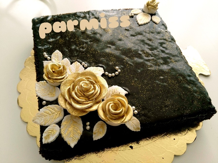عکس کیک با روکش شکلاتی و گلهای فوندانت