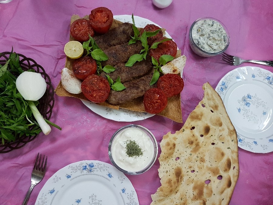 عکس شام دو نفره منو و داداشم وقتی مامان بابا رفته بودن سفر و ما تنها بودیم.