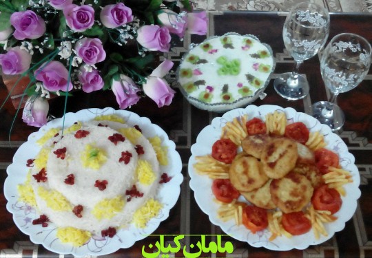 عکس پلوی زعفرونی دو طبقه٬ کباب مرغ و دسر ماست و خیار