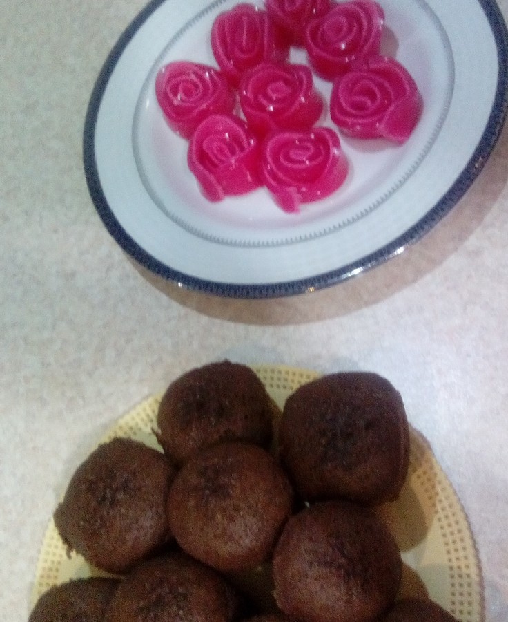 کیک فنجونیای خوشگل همراه ژله ی گل رز