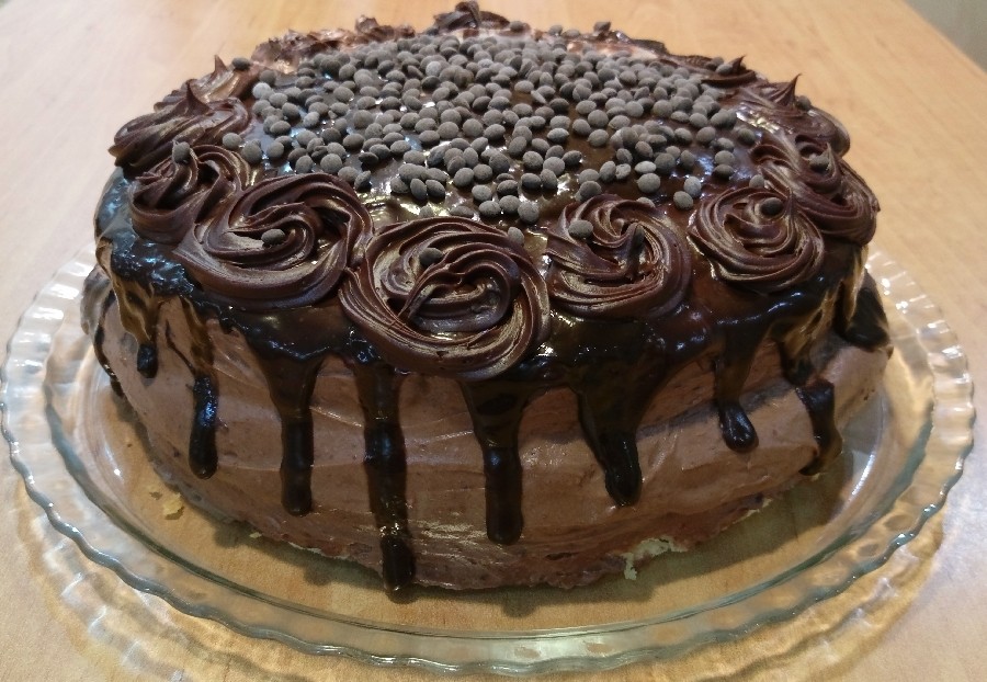 کیک اسفنجی با تزئين شکلاتی 