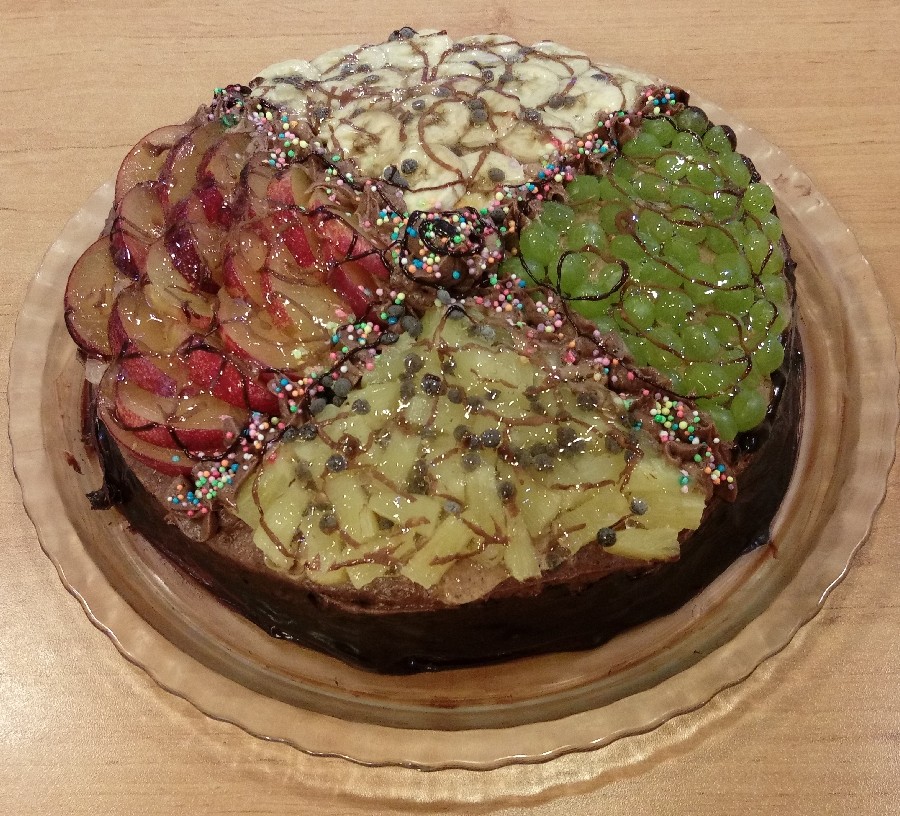 عکس کیک اسفنجی با تزئين ميوه و شکلات 