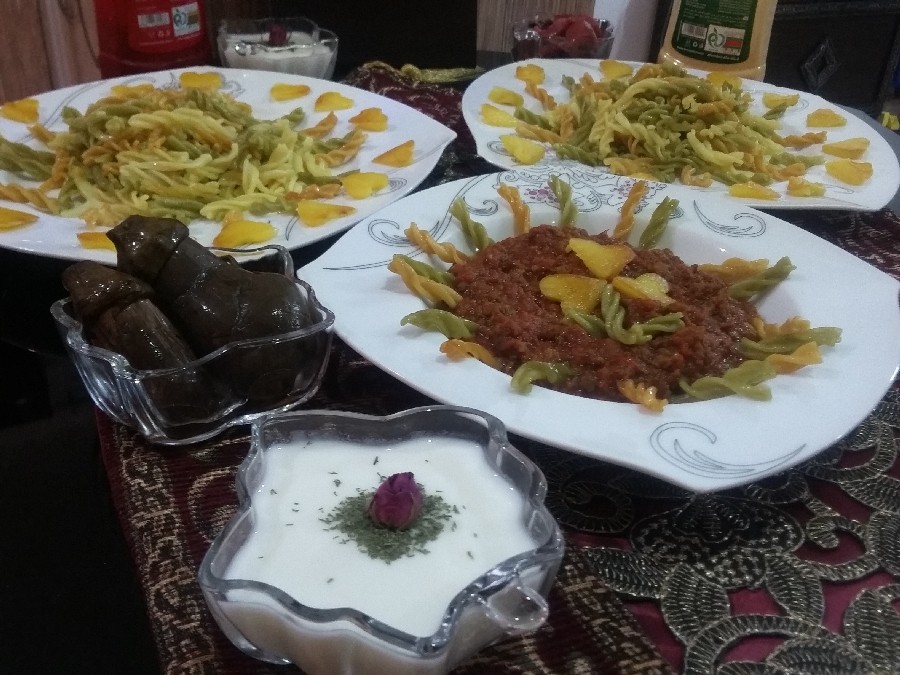 عکس ماکارانی شکل دار سبزیجات به همراه خوراک قیمه