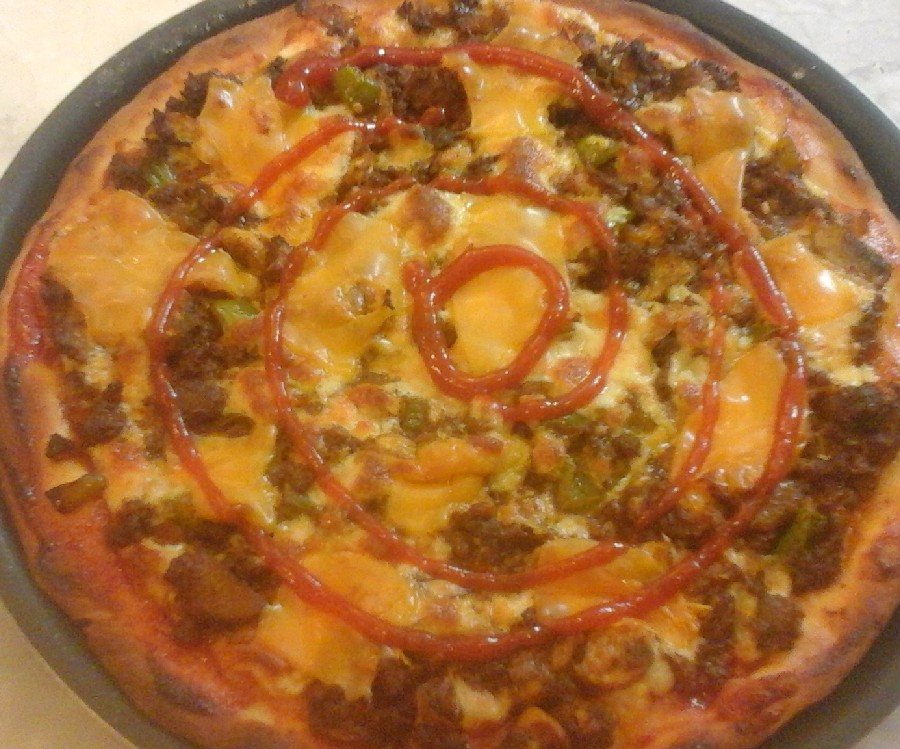 عکس پیتزا قارچ و گوشت با پنیر چدار