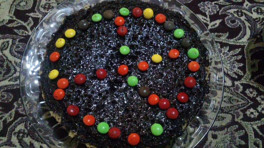 عکس کیک بدون بکینگ پودر روکش شده با سس شکلات خانگی
