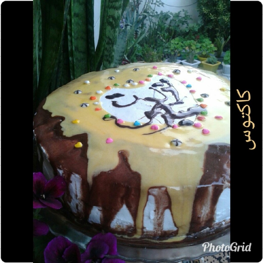 عکس کیک خامه ای با فیلینگ موز و گردو و روکش گاناش