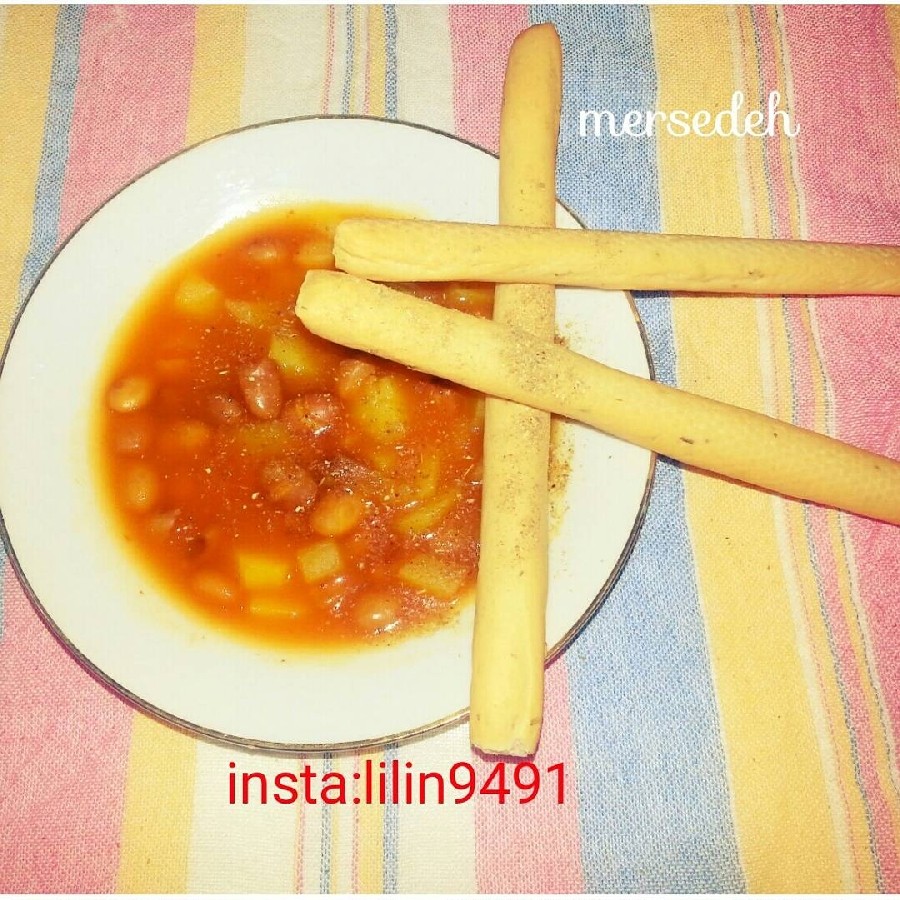 عکس خوراک لوبیا جان با نان زیتون سیاه