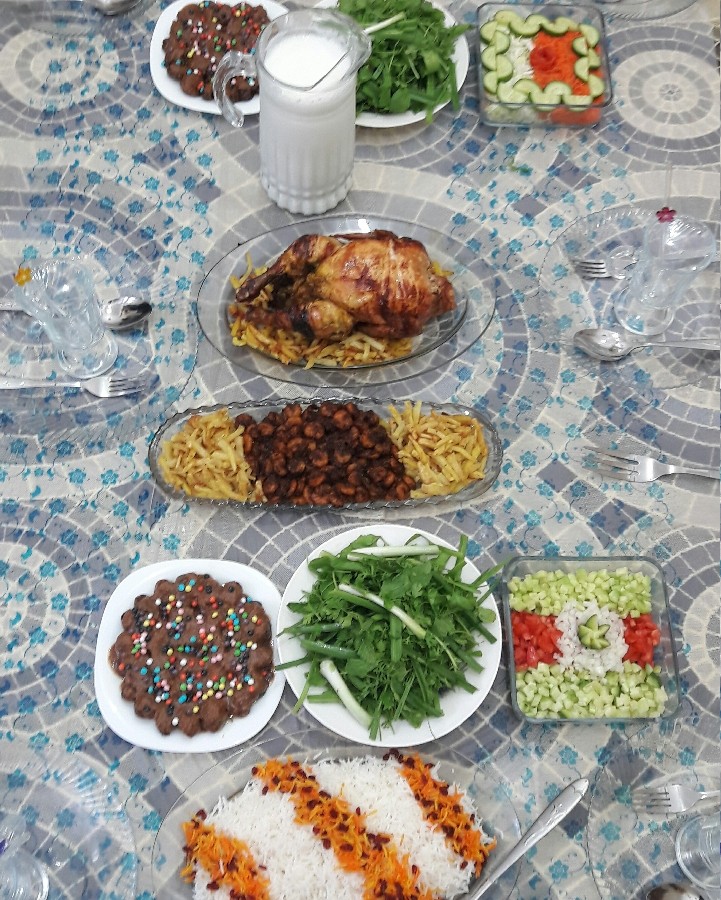 عکس شام امشب ما،مرغ شکم پر،میگو،رنگینک،سالاد شیرازی وسالاد فصل