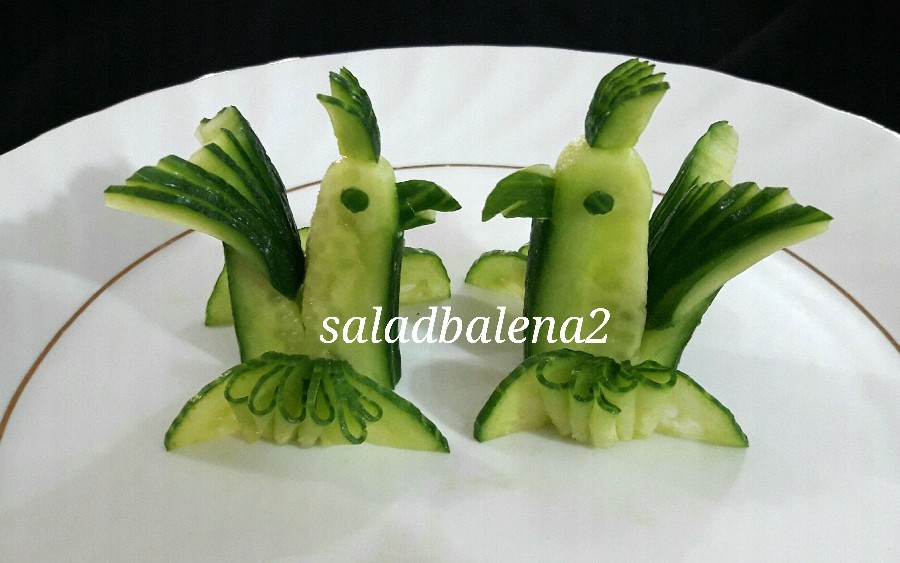 عکس پرنده با خیار
