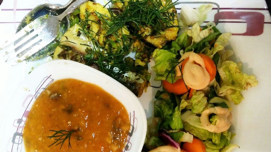 سوپ جو با ماهی و سبزیجات