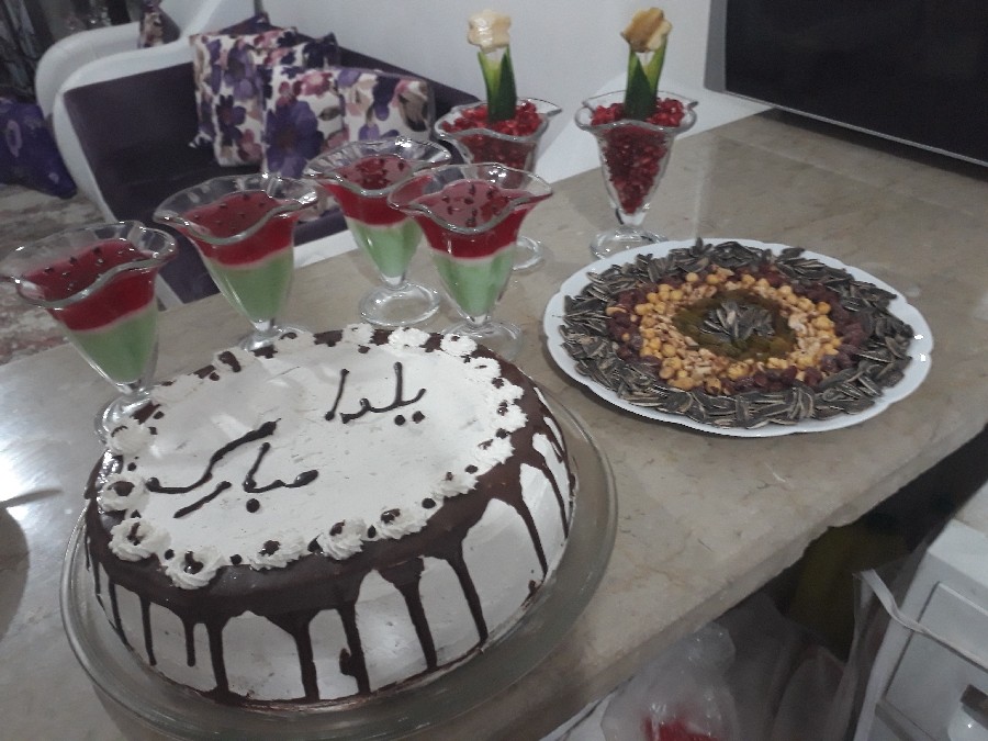 عکس کیک اسفنجی و ژله انارو اجیل و انار یلدا