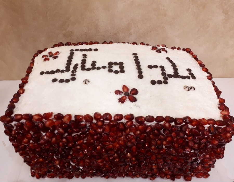 عکس کیک وانیلی با فیلینگ خامه و موز وزن 5 کیلو گرم