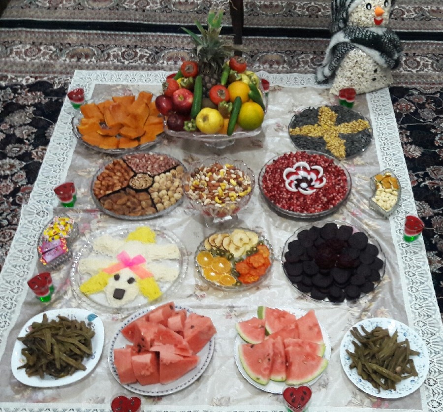 عکس سفره یلدا 96 قرار بود خونه خودمون باشه که بخاطر زلزله وسایلامو بردم خونه عمه جونم