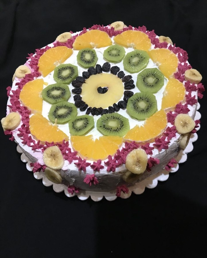 عکس کیک خامه ای با فیلینگ موز و آناناس