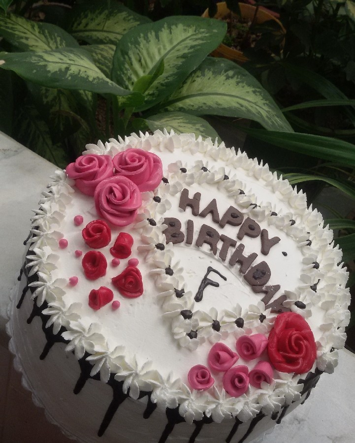 عکس کیک تولد با گل های فوندانتی