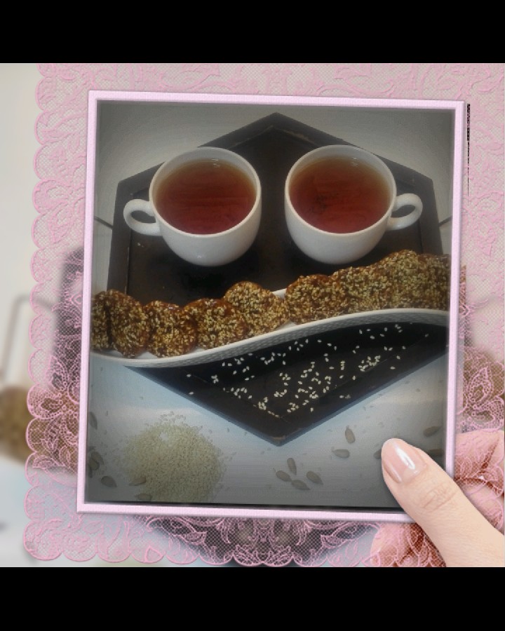 عکس سوهان عسلی کنجدی با چای داغ