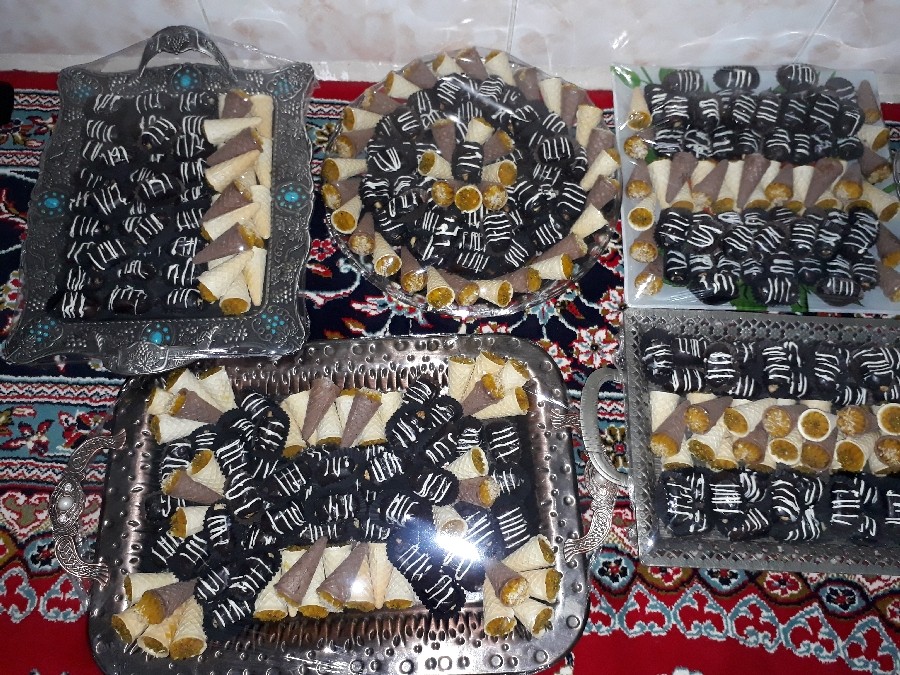 عکس حلوا زعفرونی و خرما با تزئین شکلات 