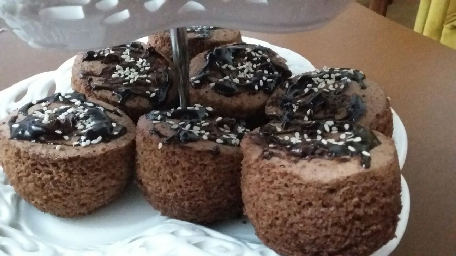 کیک فنجانی با روکش شکلات صبحانه و بادام 