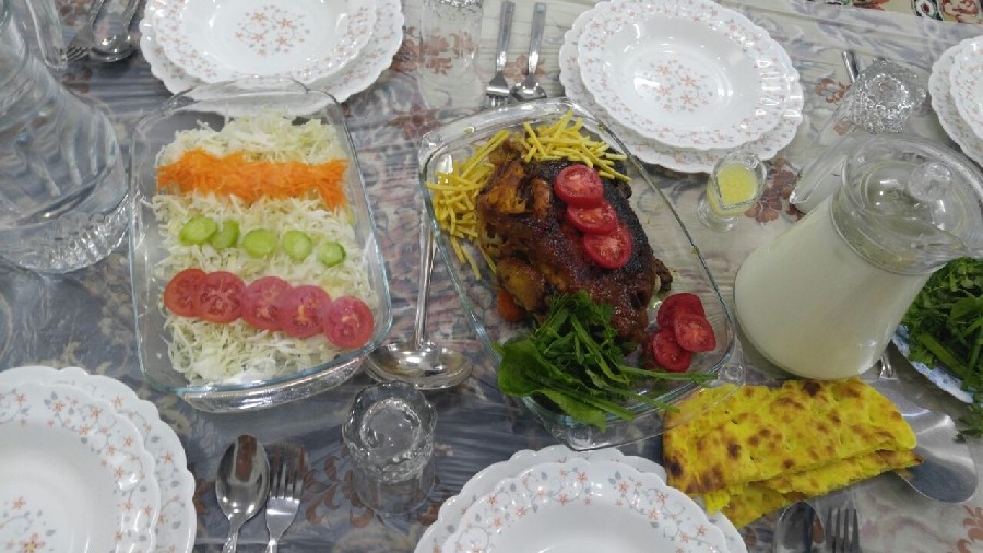 عکس مرغ شکم پر و سالاد