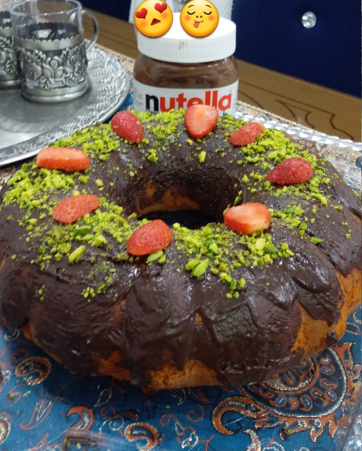 عکس کیک گردویی با رویه شکلات و پودر پسته 