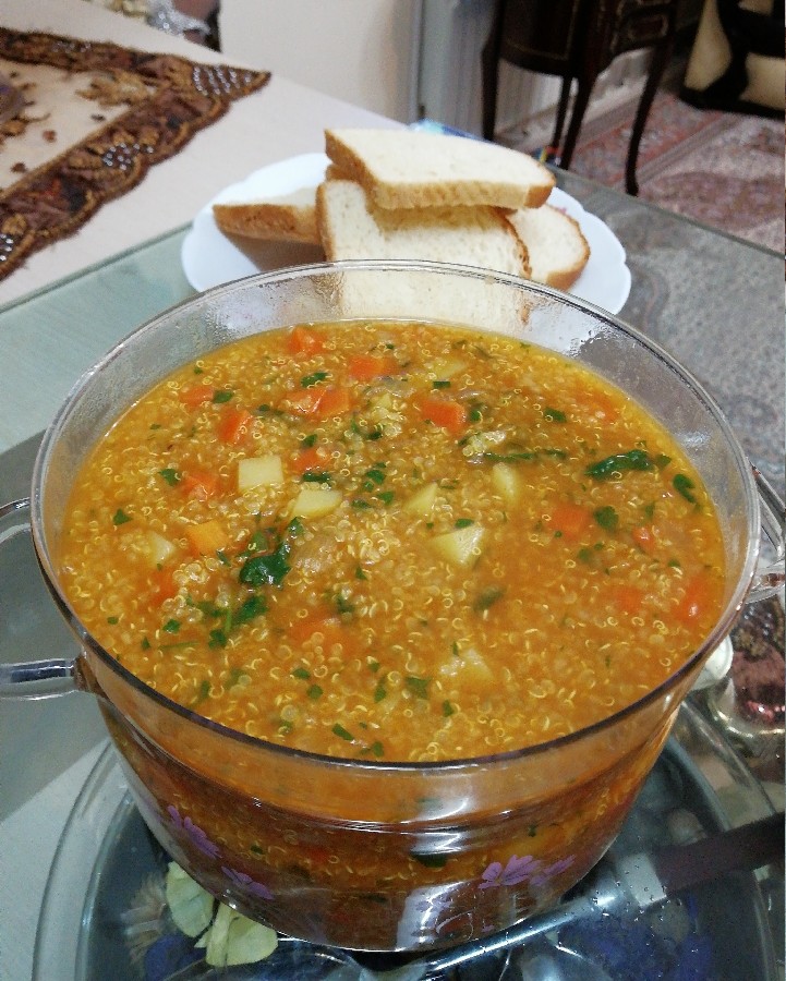 عکس سوپ با دانه های کینوا