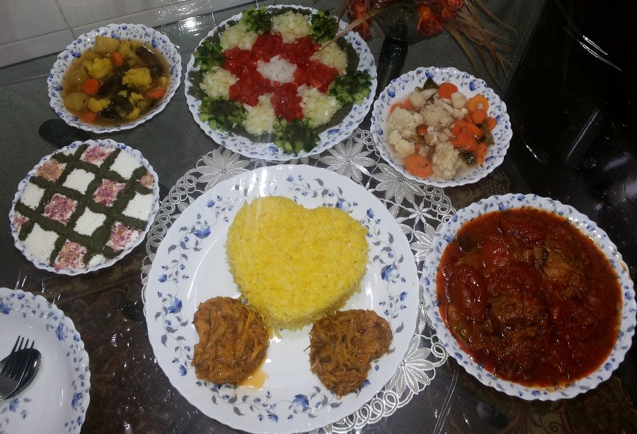 عکس زرشک پلو با مرغ و خورشت بادمجان و سالاد شیرازی و...