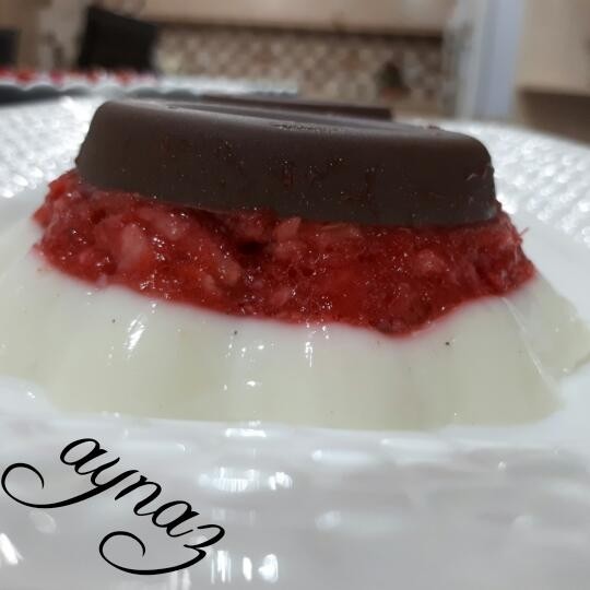 پودینگ با لایه شکلات و پوره توت فرنگی
