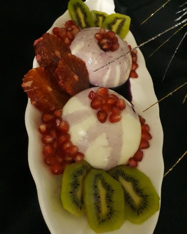 عکس پاناکوتا وانیلی با سس شاتوت تزئین میوه