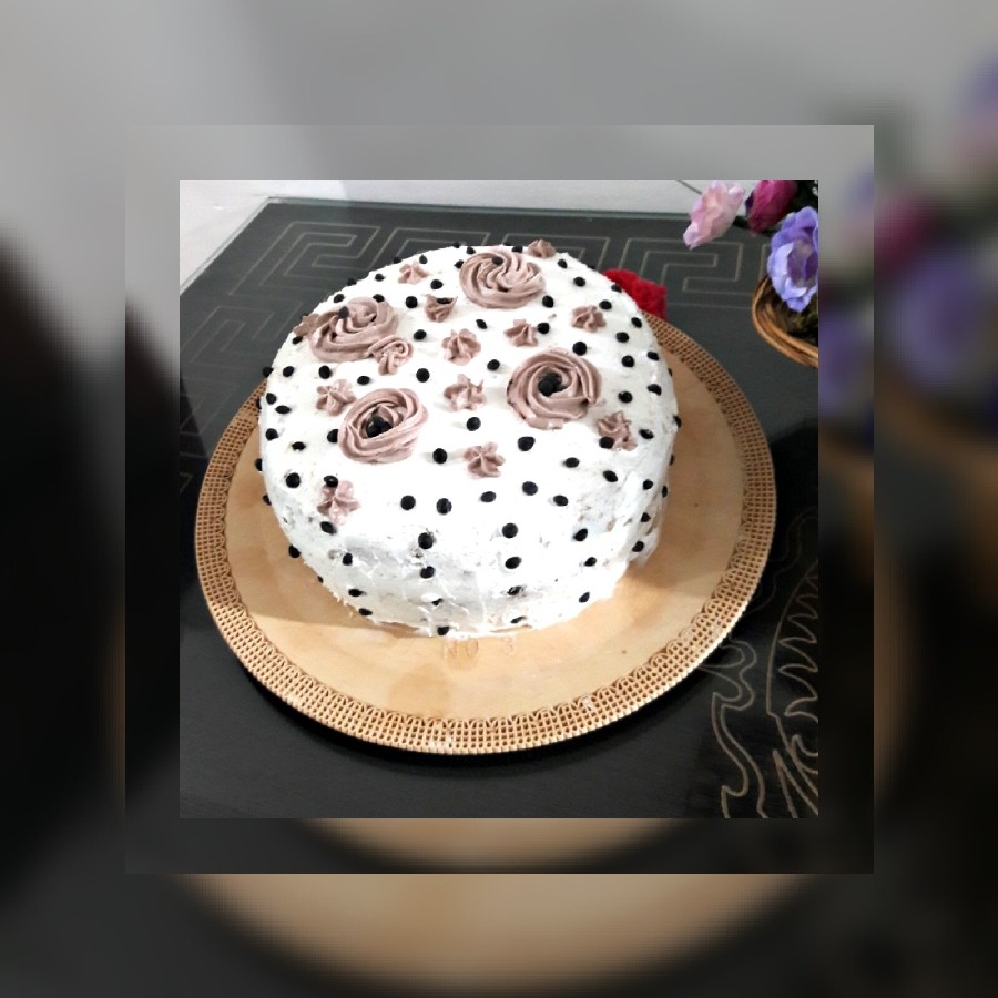 کیک اسفنجی با فیلینگ موز وگردو بایه تزئین عجله ای وساده