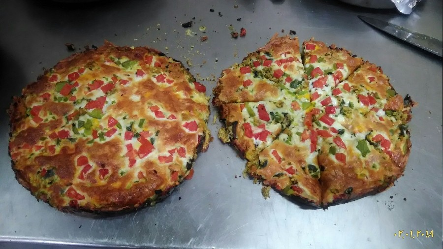 عکس پیتزا مخصوص مرغ و گوشت با ریحان 