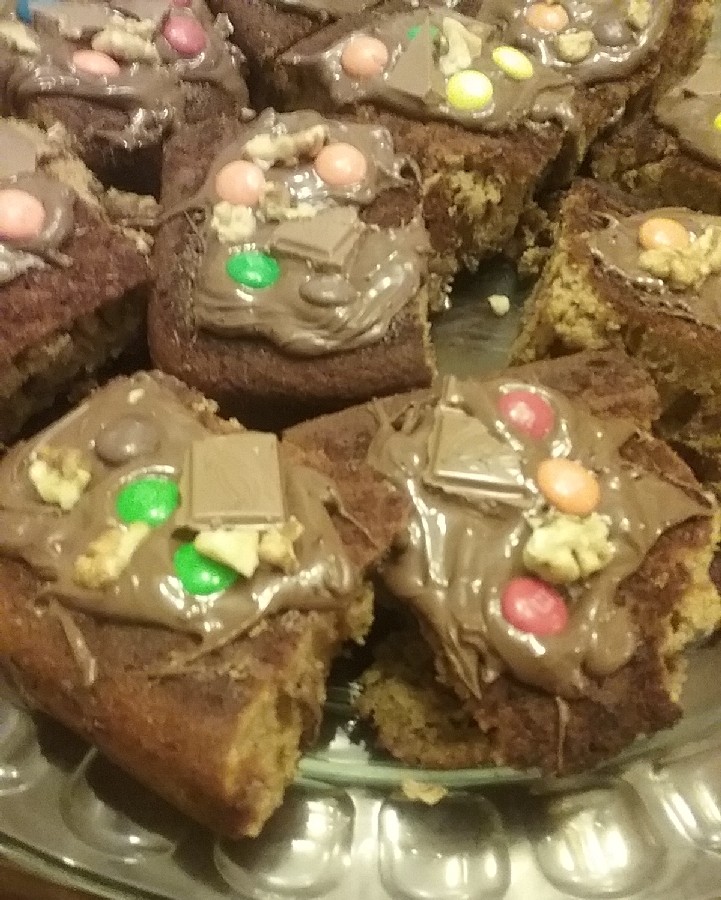 کیک کاپوچینو گردویی با روکش نوتلا و اسمارتیز