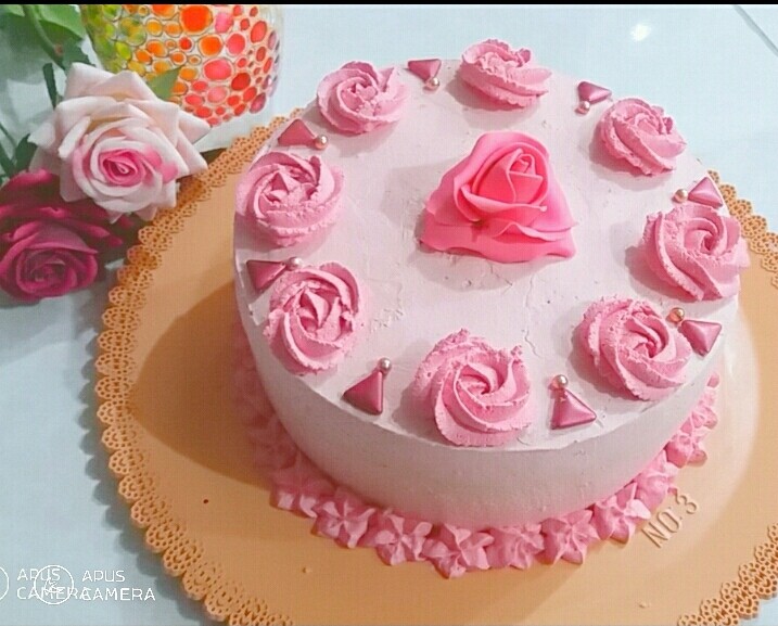 کیک اسفنجی با فیلینگ موز و گل فوندانت