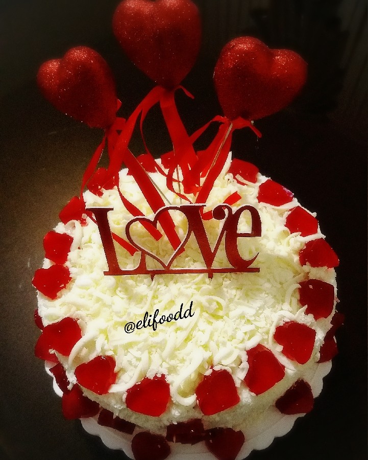 عکس کیک روز عشق,, برای ولنتاین 
کیک شیفون با فیلینگ موز, وگردو,, روش هم شکلات رنده شده 