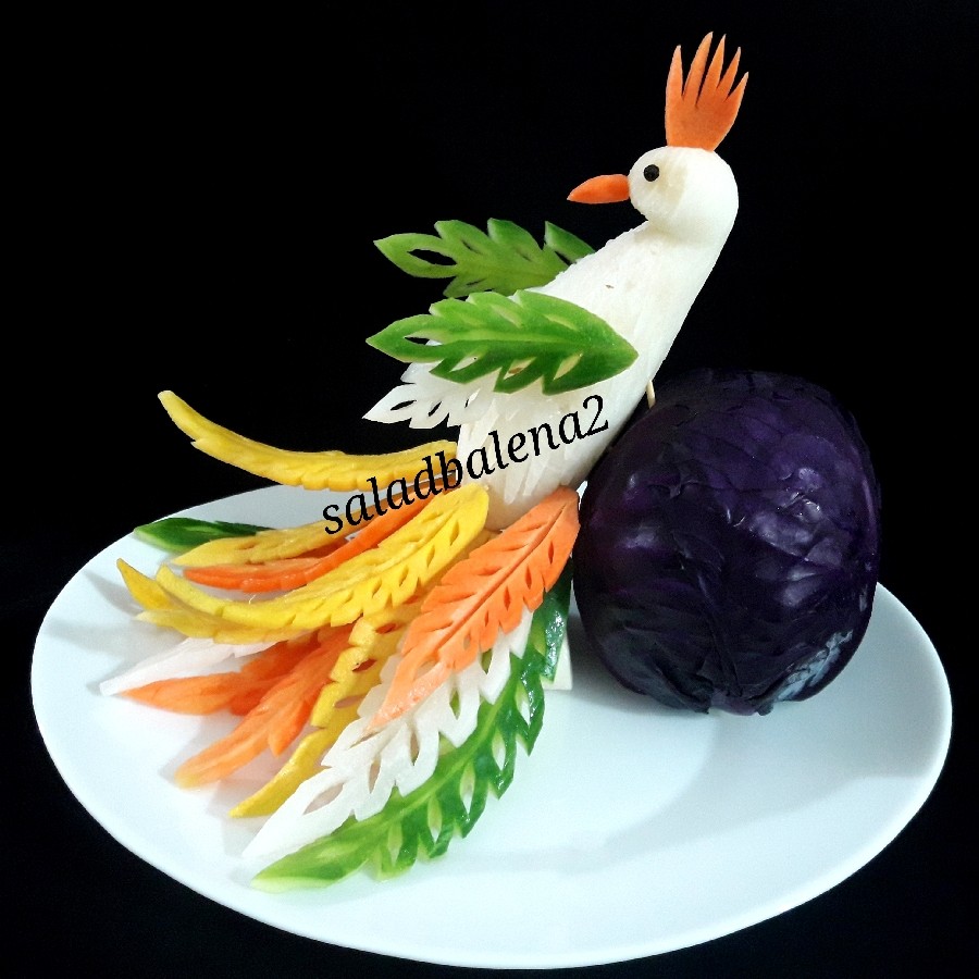 عکس پرنده با سبزیجات