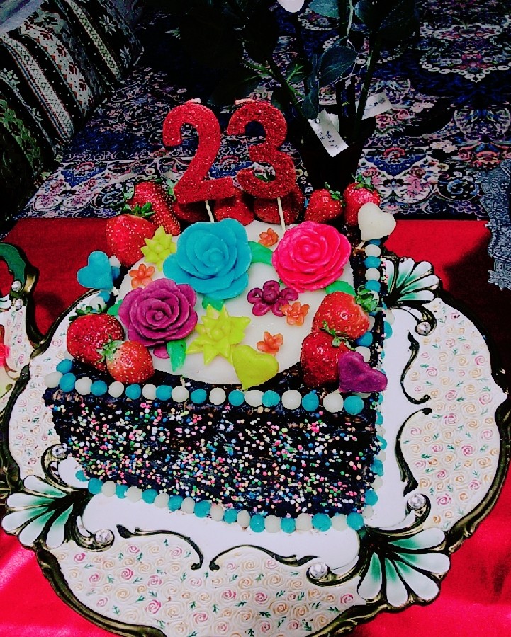 عکس کیک تولدم تزیین با گلهای ژلارد 