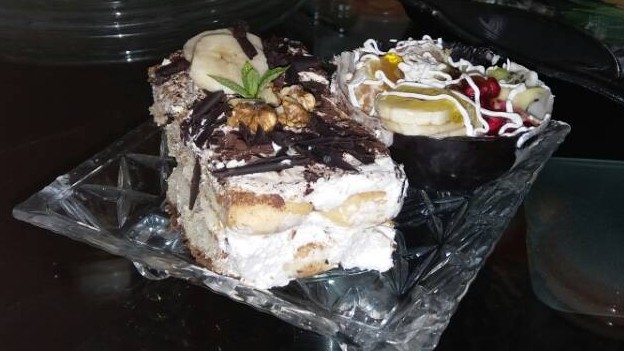 عکس تیرامیسو و کاسه شکلاتی پر شده از کرم و میوه