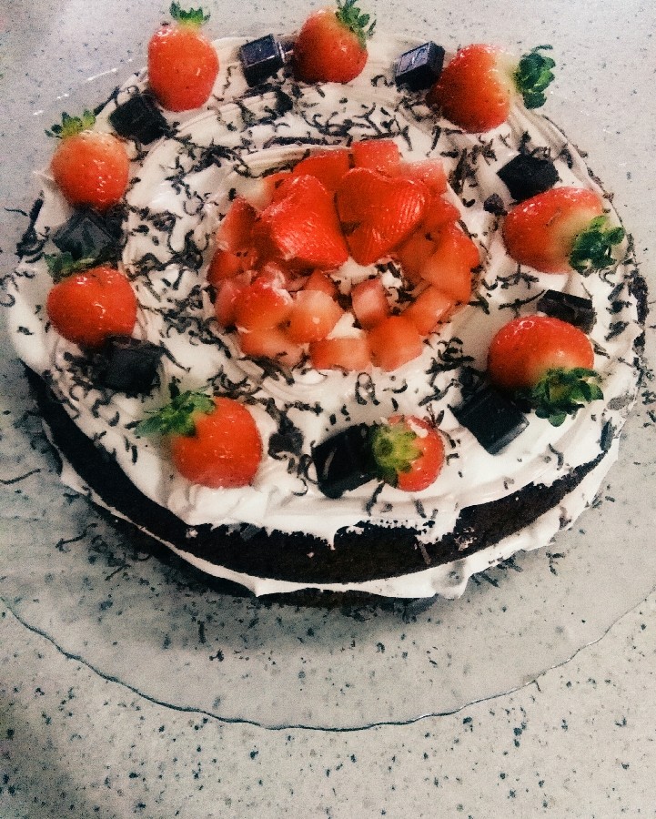 عکس کیک شکلاتی با تزئین توت فرنگی وشکلات