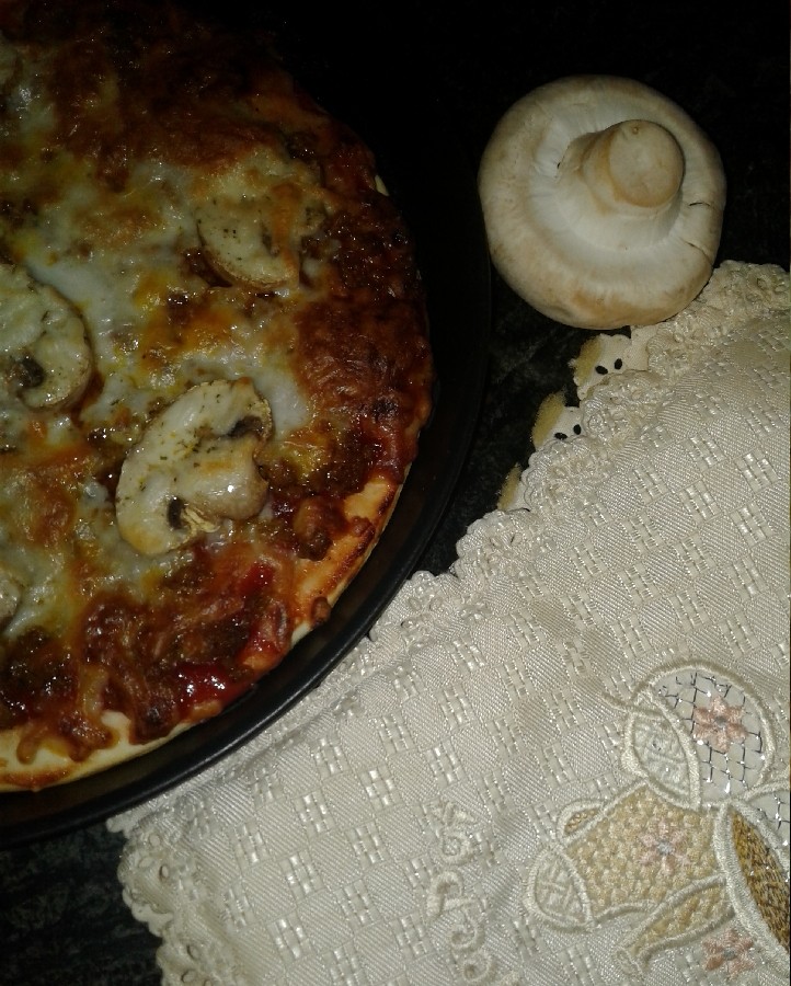 عکس پیتزا گوشت و قارچ 