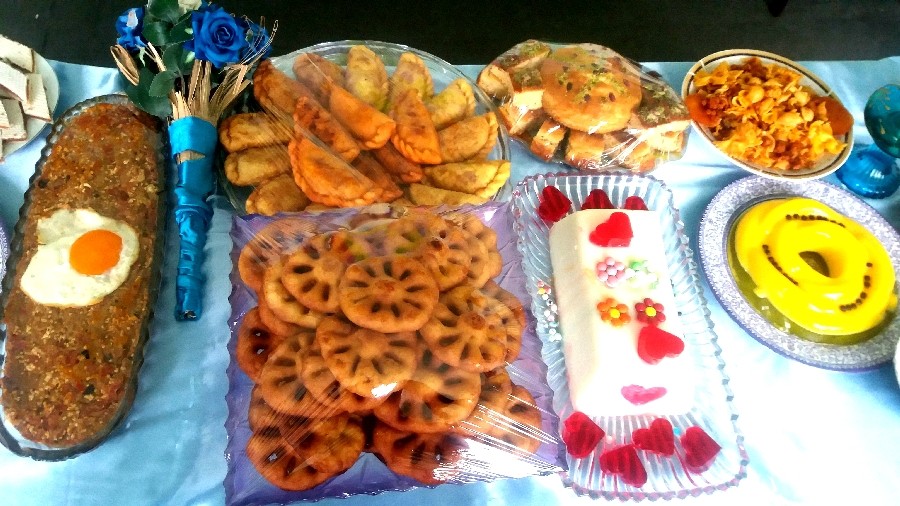 عکس #جشنواره غذا تو کلاسم
#پیراشکی#نون پنجره ای# ژله سورپرایز
#میرزاقاسمی#کیک#ماکارونی
