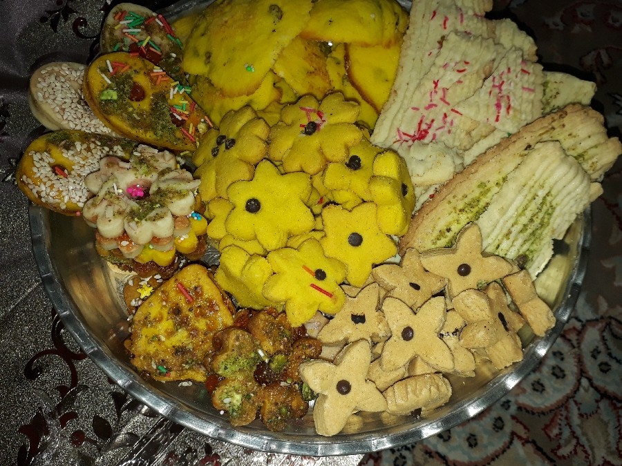 سلام عید همه ی پاپیونیهای گلم مبارک باشه اینم شیرینی های عید من