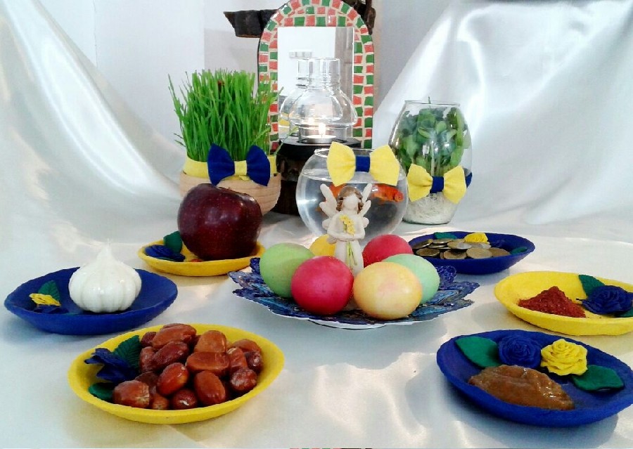 هفت سین اصلی من که ظرف هاش رو هم با خمیر گل چینی درست کردم 