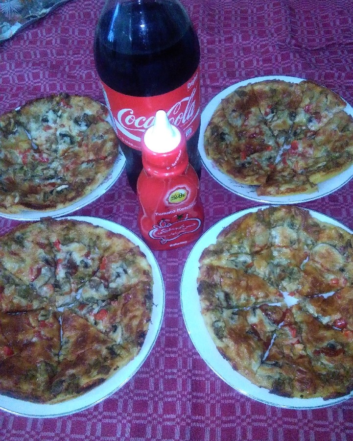 عکس پیتزای قارچ و گوشت یه شام خانوادگی