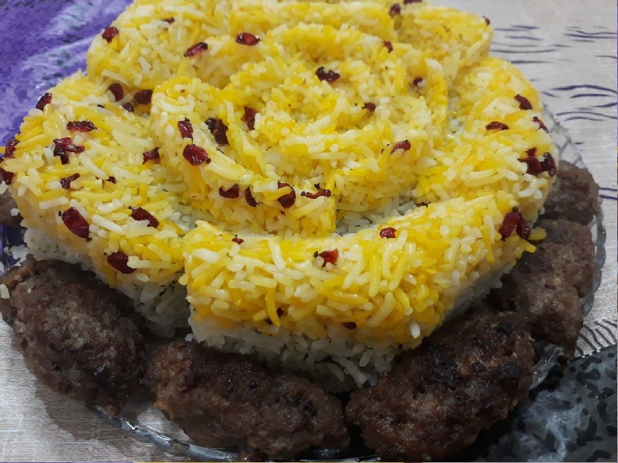 عکس زرشک پلو همراه با کباب تابه ای