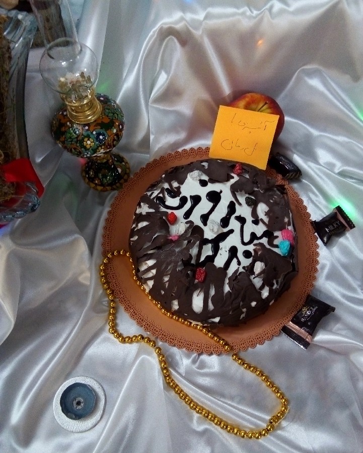 عکس کیک اسفنجی با رویه شکلات و خامه..داخله کیک هم فیلینگ شده است...جاتون سبز دوستان


