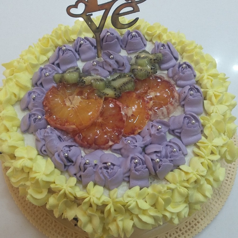 عکس کیک خامه ای بافیلینگ موز گردوشکلات چیپسی