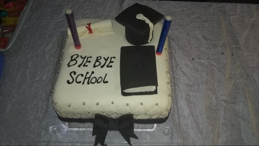 کیک فارغ التحصیلی مون از مدرسه